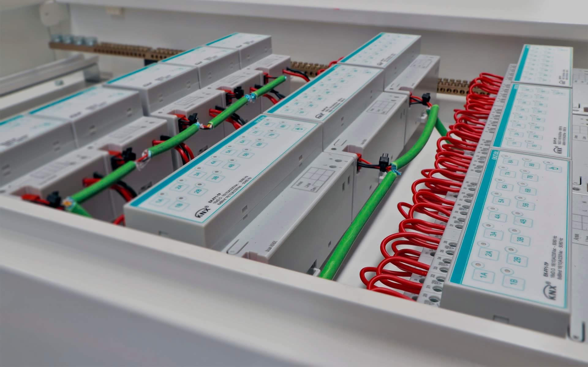 Avatud automaatikakilp märgistatud KNX-moodulite ja korrastatud kaabeldusega
