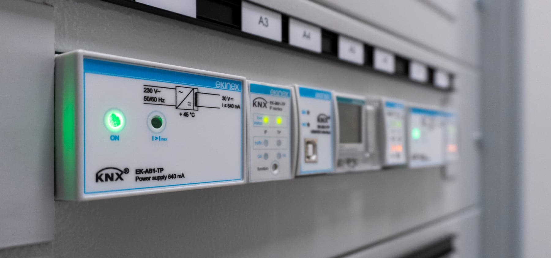KNX toiteplokk ja liidesemoodulid kilbis DIN-liistul